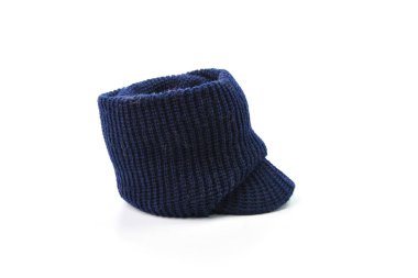 Koyu mavi örgü şapka beyaz arkaplanda izole