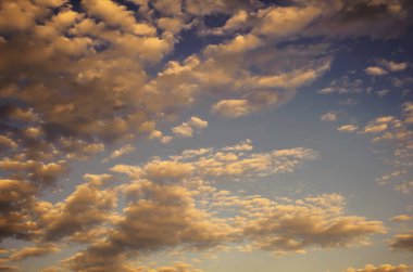 Dramatik gün batımı ve gün doğumu gökyüzü