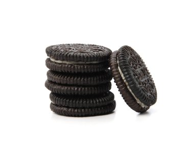 Beyaz arka planda izole edilmiş kremalı çikolatalı kurabiye