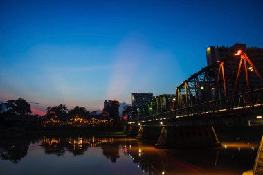 Chiangmai Tayland 'da alacakaranlık vakti demir köprü