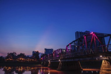 Chiangmai Tayland 'da alacakaranlık vakti demir köprü