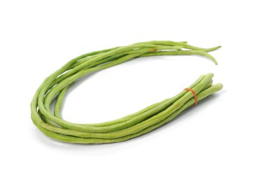 Beyaz arka planda izole edilmiş taze uzun fasulye demeti.