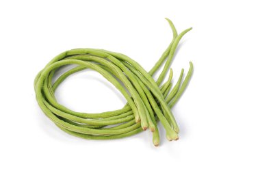 Beyaz arka planda izole edilmiş taze uzun fasulye demeti.
