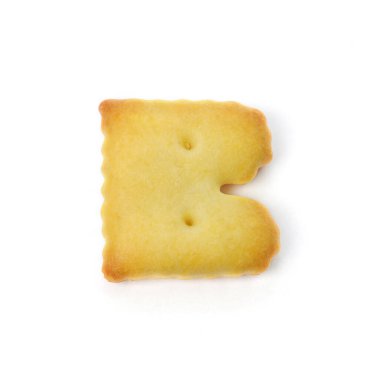 Beyaz arkaplanda izole edilmiş kraker kurabiyesinden yapılmış B harfi