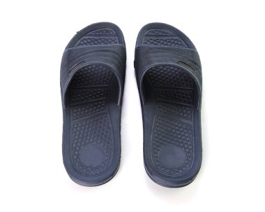 Beyaz arkaplanda koyu mavi sandaletler