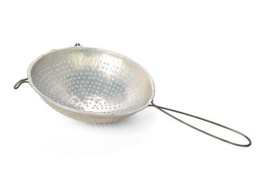 Kevgir ya da süzgeç beyaz arkaplanda izole edildi