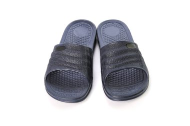 Beyaz arkaplanda koyu mavi sandaletler