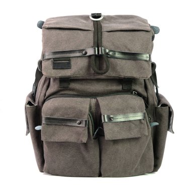 Gri sırt çantası beyaz arkaplanda izole halde duruyor