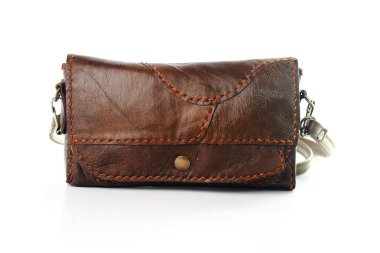 El yapımı deri omuz çantaları beyaz arkaplanda izole.