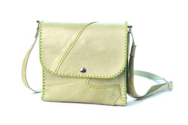 El yapımı deri omuz çantaları beyaz arkaplanda izole.