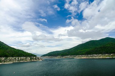 Yılan ve dağlar, manzara