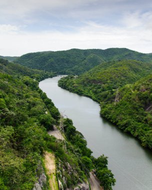 Vadi boyunca nehir akar