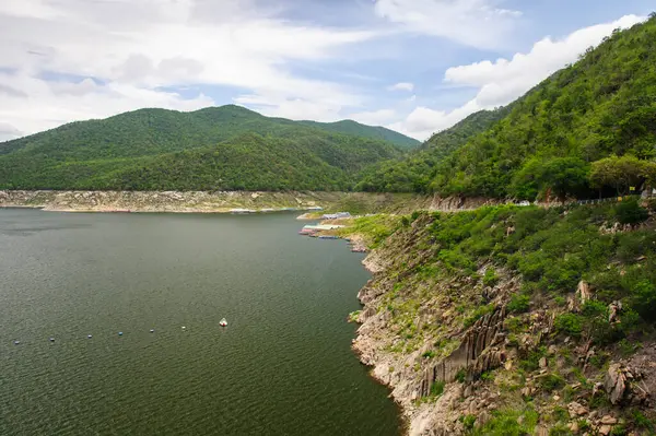 Tayland 'da Göl ve Dağ