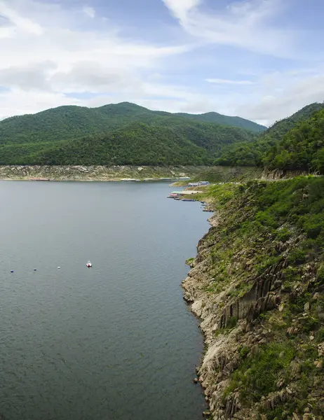 Tayland 'da Göl ve Dağ