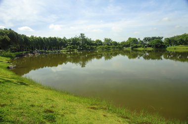 Gölet ve mavi bulutlu gökyüzü