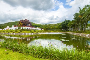 Ho Kham Luang Chiang Mai Kraliyet Flora Ratchaphruek bulutlarda