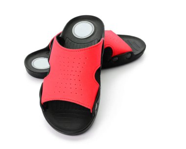 Beyaz arkaplanda izole edilmiş sıradan sandaletler