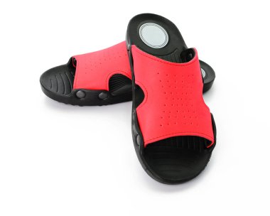 Beyaz arkaplanda izole edilmiş sıradan sandaletler