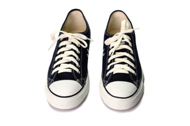 Koyu mavi ayakkabılar beyaz arkaplanda izole edilmiş