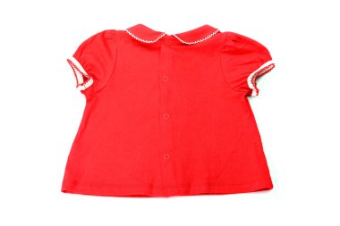 Katlanmış kırmızı gömlek beyaz arkaplanda izole