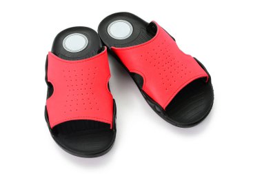 Beyaz arkaplanda izole edilmiş sıradan sandaletler