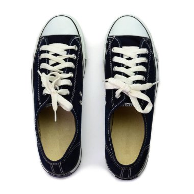 Koyu mavi ayakkabılar beyaz arkaplanda izole edilmiş