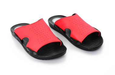 Beyaz arkaplanda izole edilmiş sıradan sandaletler