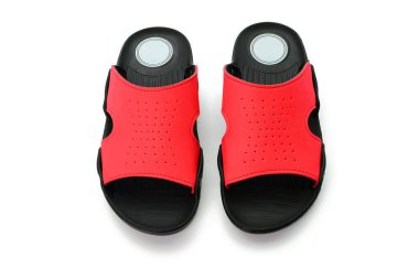 Beyaz arkaplanda izole edilmiş sıradan sandaletler