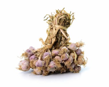 Beyaz arka planda izole edilmiş bir grup sarımsak