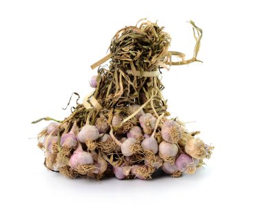 Beyaz arka planda izole edilmiş bir grup sarımsak