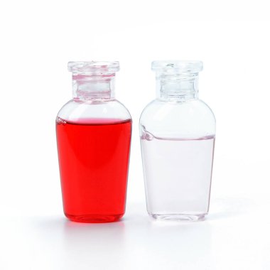 beyaz zemin üzerinde şampuan şişesi