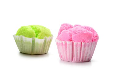 Kekler beyaz arkaplanda izole edilmiş.