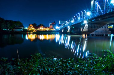 Demir köprü Tayland 'da geceleyin Chiangmai, Lens Fişeği ile