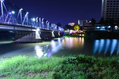 Demir köprü Tayland 'da geceleyin Chiangmai, Lens Fişeği ile