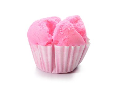 Kek keki beyaz arka planda izole edilmiş.