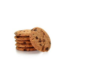 beyaz zemin üzerine çikolatalı kurabiye