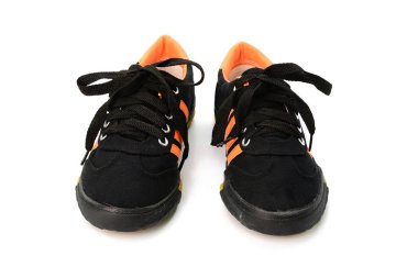 Siyah ayakkabılar beyaz arkaplanda izole edilmiş.