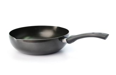 Kızartma tavası beyaz arkaplanda izole