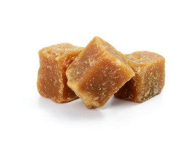 Beyaz arkaplanda kahverengi kamış şekeri