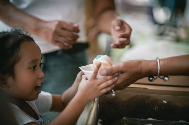 Chiang Mai - Tayland - 30 Ekim 2022: Köylüler ve çocuklar geleneksel yerel festivalde yiyecek dağıtan gönüllülerden bedava yemek almaya geliyorlar.