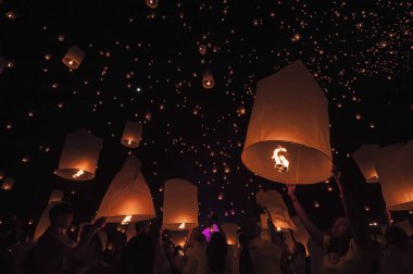Chiang Mai - Tayland 27 Kasım 2023: Turistler dolunay gecesi Loi Krathong festivali sırasında fener salarlar, bunun iyi şans getireceğine inanırlar. Tayland 'ın Chiang Mai şehrinde.