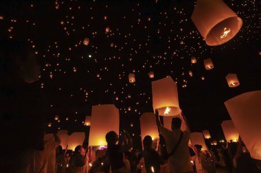 Chiang Mai - Tayland 27 Kasım 2023: Turistler dolunay gecesi Loi Krathong festivali sırasında fener salarlar, bunun iyi şans getireceğine inanırlar. Tayland 'ın Chiang Mai şehrinde.