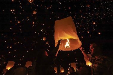 Chiang Mai - Tayland 27 Kasım 2023: Turistler dolunay gecesi Loi Krathong festivali sırasında fener salarlar, bunun iyi şans getireceğine inanırlar. Tayland 'ın Chiang Mai şehrinde.