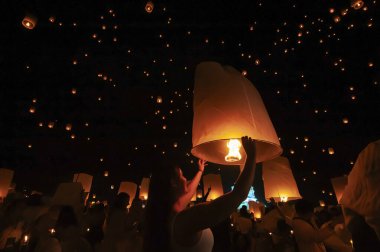 Chiang Mai - Tayland 27 Kasım 2023: Turistler dolunay gecesi Loi Krathong festivali sırasında fener salarlar, bunun iyi şans getireceğine inanırlar. Tayland 'ın Chiang Mai şehrinde.