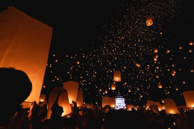 Chiang Mai - Tayland 28 Kasım 2023: Turistler dolunay gecesi Loi Krathong festivali sırasında fener salarlar, bunun iyi şans getireceğine inanırlar. Tayland 'ın Chiang Mai şehrinde.
