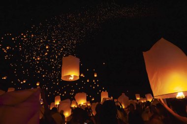 Chiang Mai - Tayland 28 Kasım 2023: Turistler dolunay gecesi Loi Krathong festivali sırasında fener salarlar, bunun iyi şans getireceğine inanırlar. Tayland 'ın Chiang Mai şehrinde.