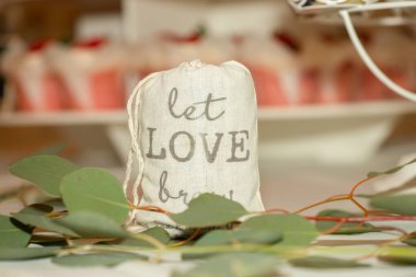 Yemek masasında kahve öğütücüleriyle dolu 