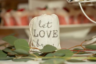 Yemek masasında kahve öğütücüleriyle dolu 