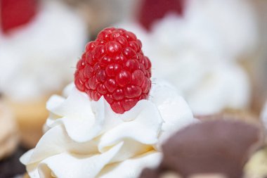 Vanilyalı kekler ve tatlı masasında soslar.