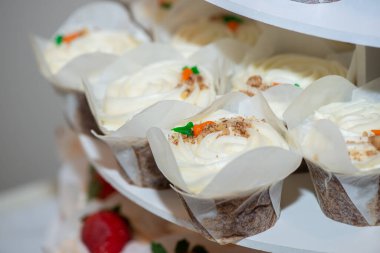 Çikolatalı kek, ahududu kıvrımlı ve ahududu meyveli kek vanilyalı kek ve tatlı masasında havuç sosu.